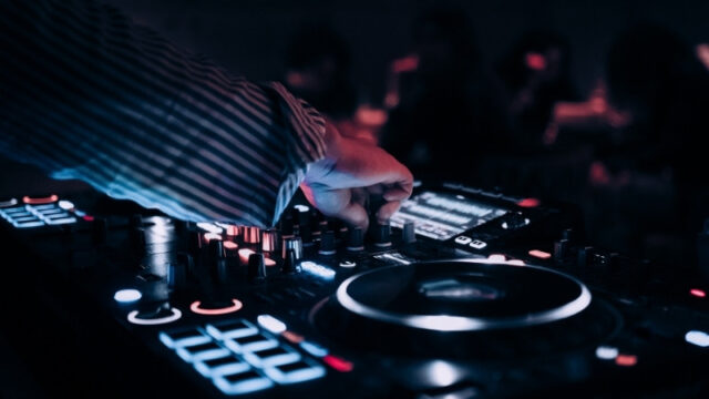 DJ Shabier is een opkomende Afghaanse DJ